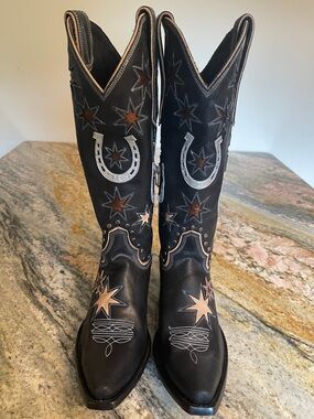 Old Gringo Lucky Star 14” Boots
Silver Horseshoe Bronze Star
Size 7.5 NWB